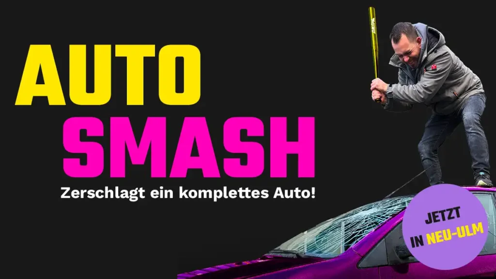 Mann der auf ein Auto mit einem Baseballschläger einschlägt. Titel "Auto Smash - Zerlegt ein komplettes Auto! Jetzt in Neu-Ulm"